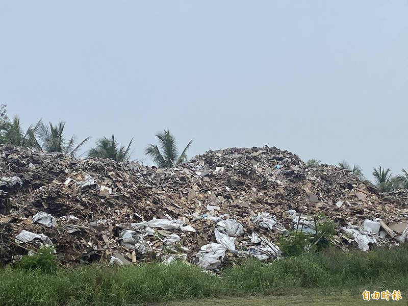 環保署預計下半年將啟動《廢棄物清理法》修法，業者若以再利用名義棄置廢棄物於農地，最重可判刑7年，罰金也提高至2000萬元。示意圖。（資料照）