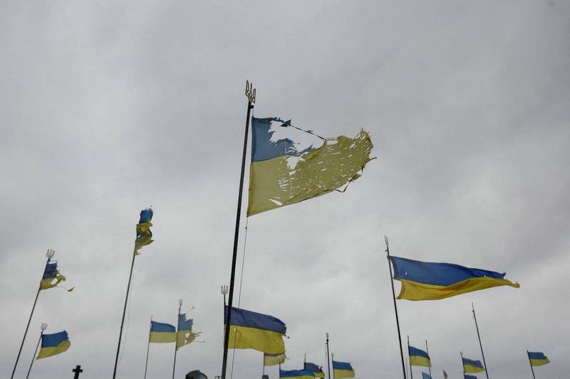 图为4月6日乌克兰切尔尼戈夫一批阵亡乌克兰军人坟上竖立的国旗，因俄国坦克砲击破损。（路透）(photo:LTN)
