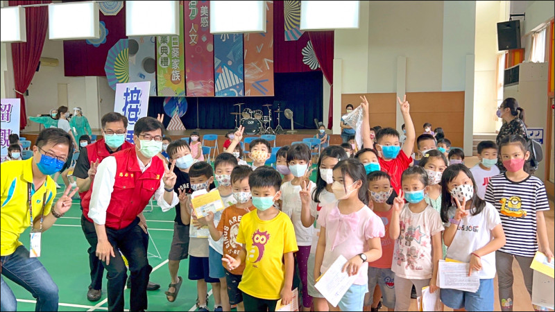 市長陳其邁昨到學校關心學生疫苗施打情形，並為學童加油。（市府提供）