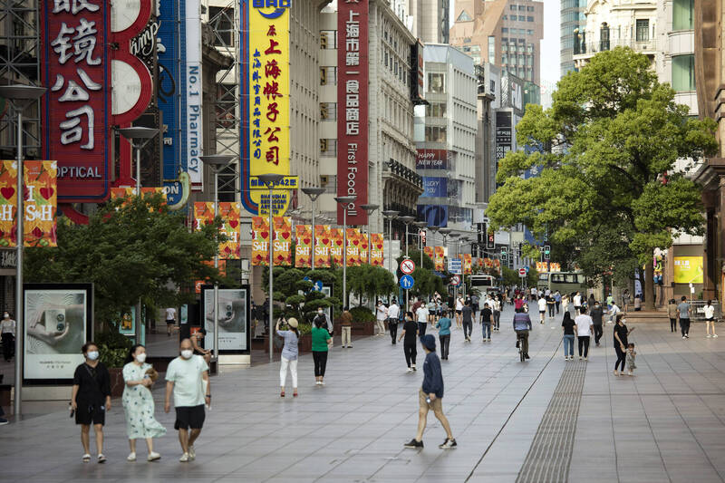 上海居民終於見到解封曙光，上海官方發出公告，稱6月1日起，全市除管控區外，將「有序恢復住宅區出入以及公共交通通行」，不過，官方公告完全看不到「解封」的字眼。（彭博）