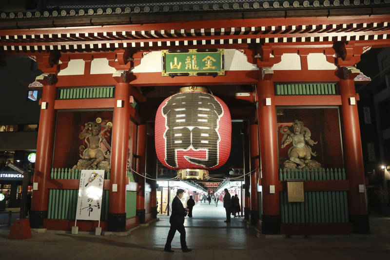 日本首相岸田文雄26日宣布，6月10日開始接受外國旅行團入境，為2020年4月後，相隔兩年多再次接受外國觀光客入境。圖為東京淺草雷門。（美聯社資料照）