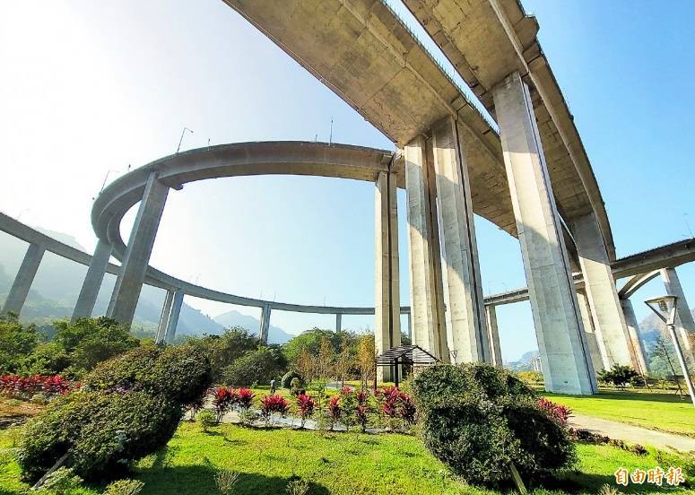 南投縣國姓鄉國道六號國姓交流道下「橋聳雲天綠雕園區」，端午節連假舉辦蝶舞奇幻樂園系列活動。（資料照）