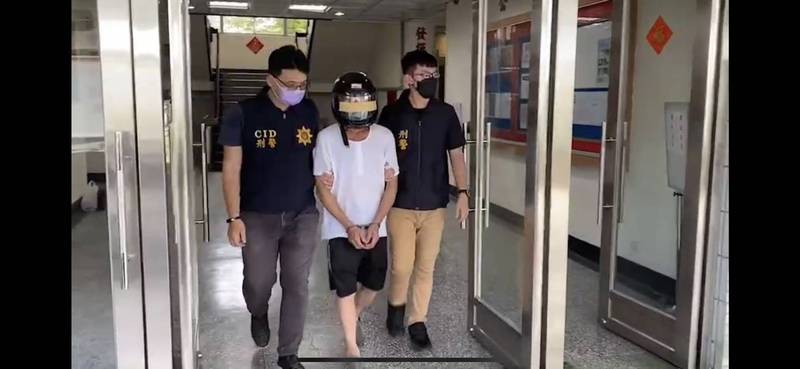 高市警方到台南逮捕陳男（中）。（讀者提供）