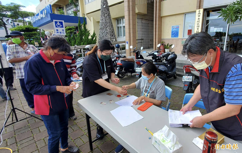 台南市七股區行善團今天（1日）針對區內116戶困苦戶發放1000元端午安康紅包禮金。（記者楊金城攝）