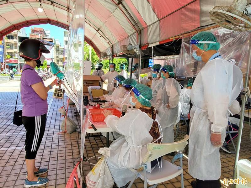 高雄市首創關懷包得來速首批臨時人員25區107人今上工。（記者陳文嬋攝）