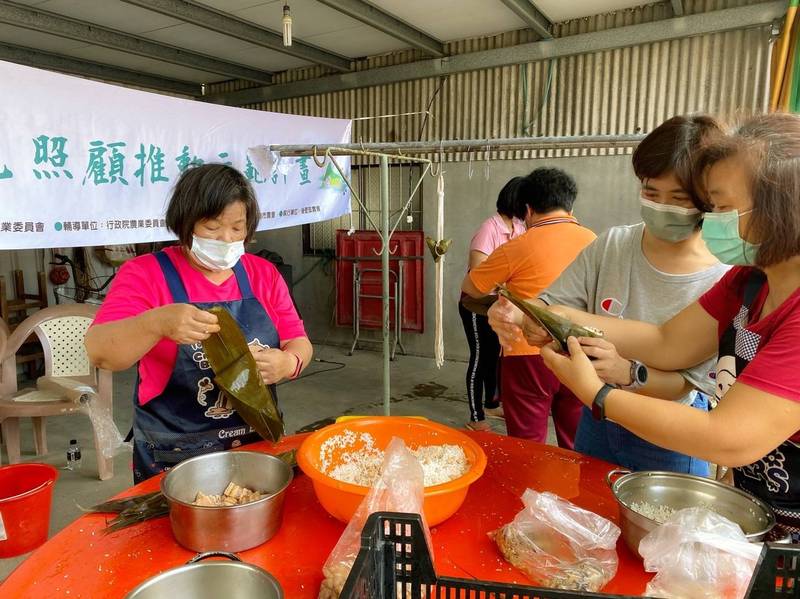 後壁區農會綠色照顧班今包好米粽，總幹事林怡歆與志工訪視關懷獨居長者，分送在地蘭麗香米製作的傳統好味道。（後壁區農會提供）