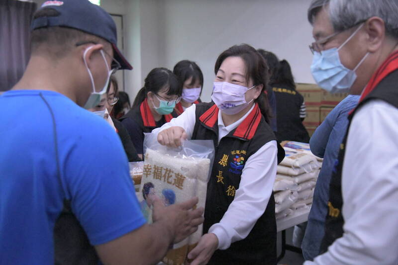 花蓮縣長徐榛蔚忙著跑各鄉鎮「幸福花蓮三節（端節）生活物資發放」，未參加疫情記者會，今天在吉安國小發米。對於下週是否延長線上教學？縣府預計明天上午宣布。（花蓮縣政府提供）