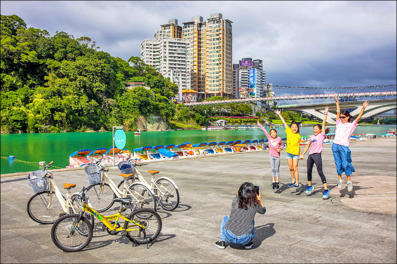 端午連假即將到來，新北市政府觀光旅遊局推薦六條水岸自行車道，圖為新店溪自行車道。（新北市政府觀光旅遊局提供）