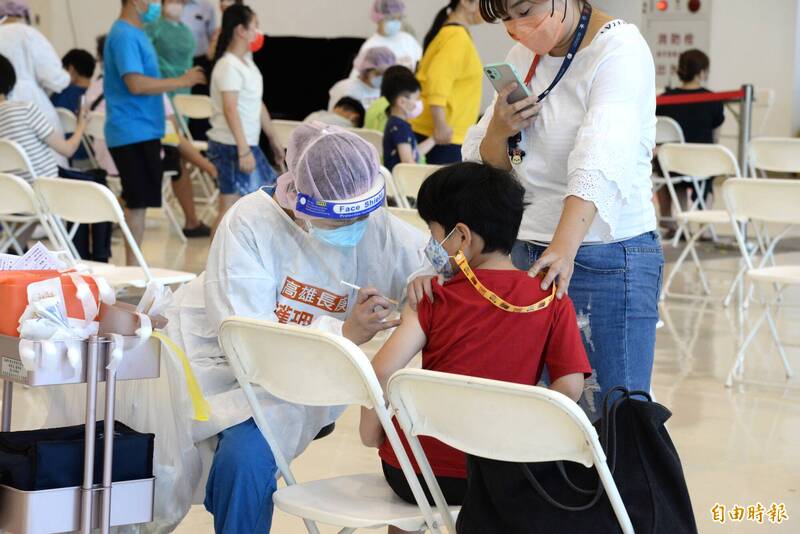 高雄展覽館開設5到11歲輝瑞兒童疫苗接種站，可事先預約或隨到隨打。（記者許麗娟攝）