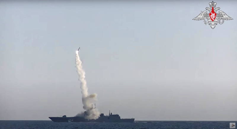 俄羅斯國防部上週宣布成功試射鋯石極音速巡弋飛彈。圖為俄國防部發布的照片，2019年7月19日從戈爾什科夫海軍元帥級巡防艦發射一枚鋯石飛彈。（路透）