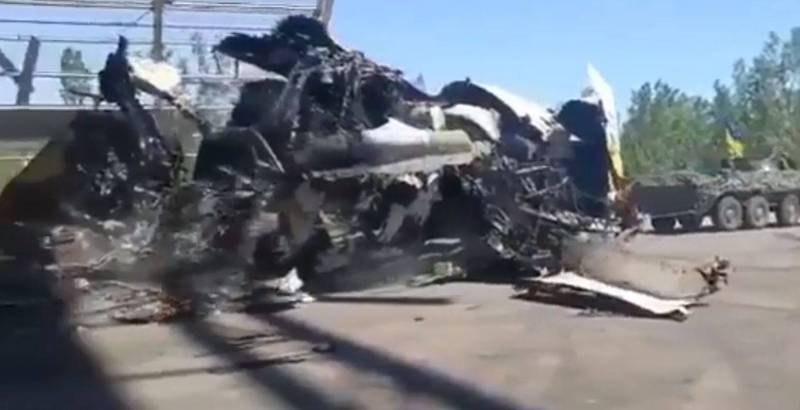 近日变成破铜烂铁的An-225被拖出机棚，画面惨不忍睹。（图取自推特）(photo:LTN)