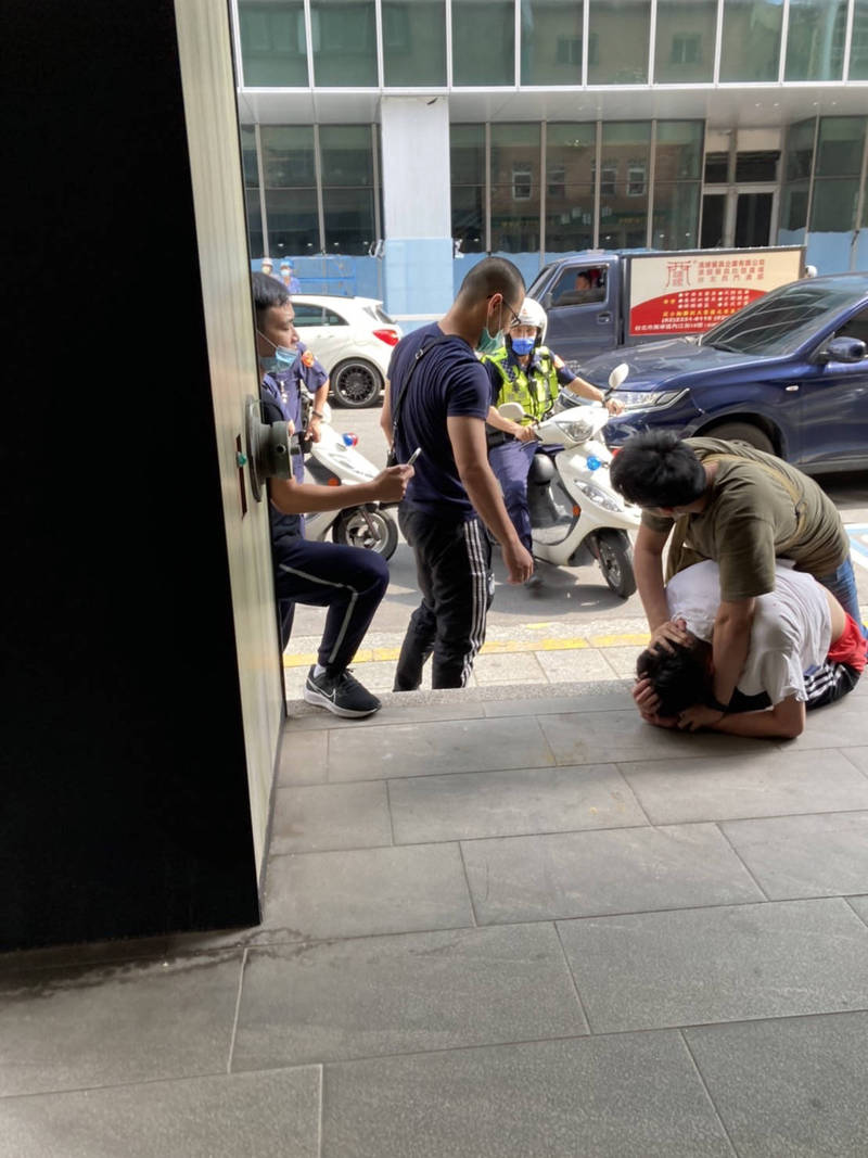 新北警方昨下午前往台北市萬華區圍捕20歲孫姓犯嫌，遭遇對方拒捕，還開車衝撞，當街空鳴2槍嚇阻，帶回偵辦。（記者闕敬倫翻攝）