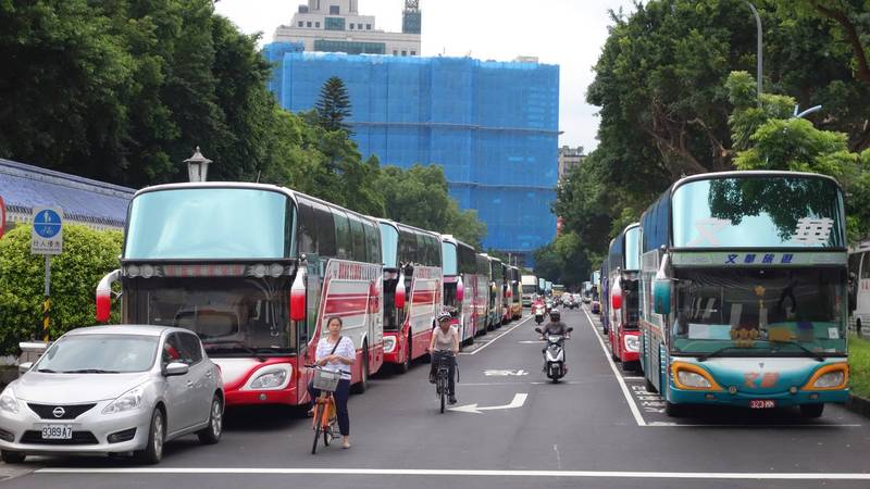 協助遊覽車業度難關，交通部規劃第3季減徵汽燃費，估少收8900萬元。（資料照，記者鄭瑋奇攝）