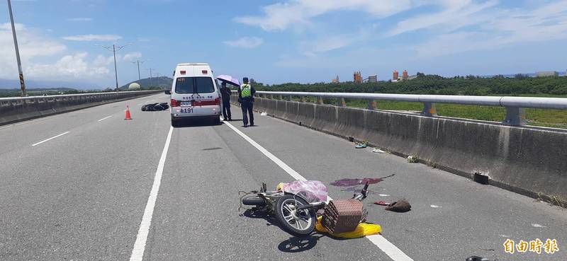 機車擦撞同向自行車，騎乘自行車婦人當場無生命跡象送醫搶救，肇事原因由警方調查釐清。（記者陳賢義攝）