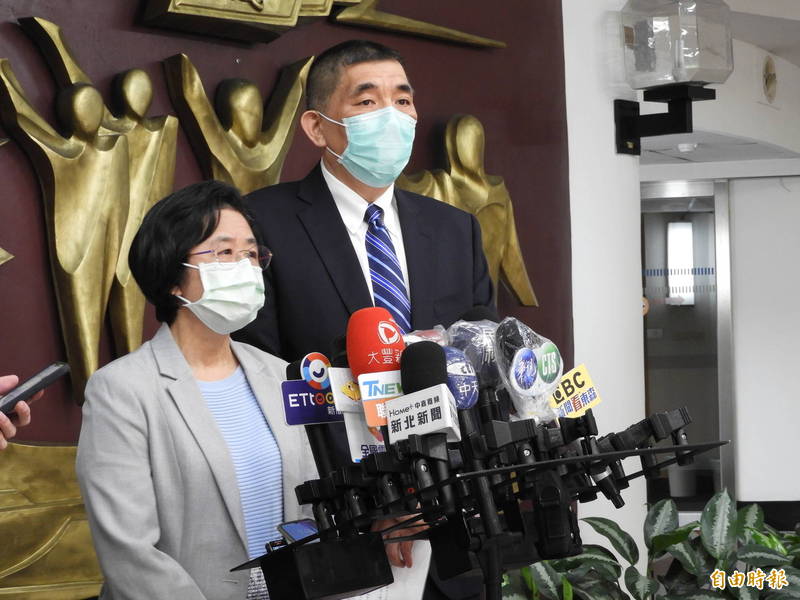 衛生局長陳潤秋（左）表示，恩恩爸爸今天上午已到衛生局索取資料，但沒有聽取錄音檔即離開。（記者賴筱桐攝）