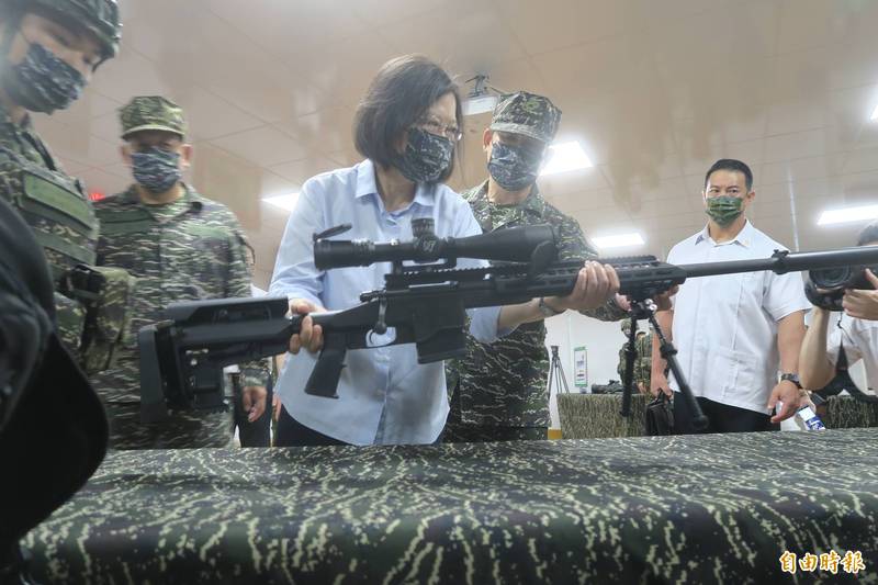 總統蔡英文提起T108輕型狙擊槍，感受槍枝重量。（記者吳書緯攝）