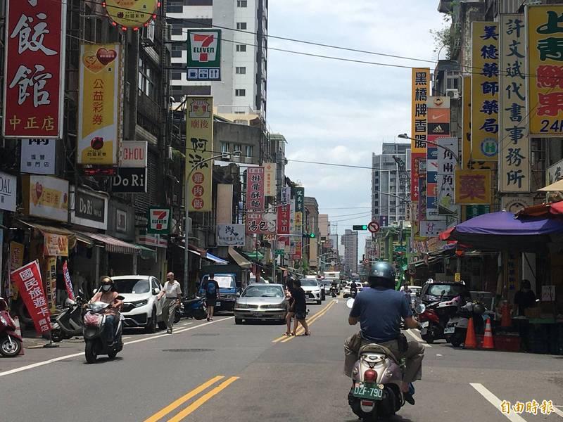 桃園區中正路從大廟往慈文路段，有七成以上道路未徵收。（記者謝武雄攝）