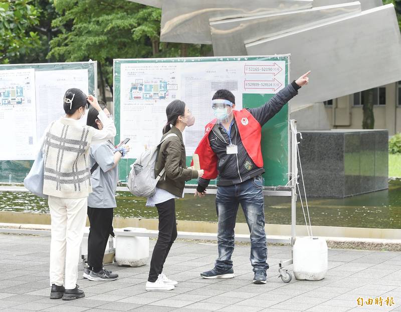 111學年四技二專甄選入學今（2日）公布第一階段篩選結果，圖為四技二專統測。（資料照）