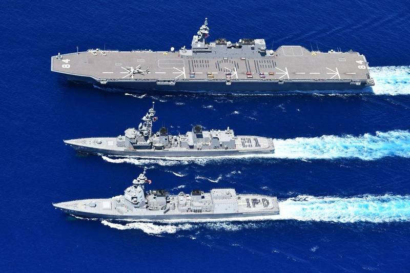 日本防衛省派遣準航艦「出雲號」（圖上）為首的艦隊，前往印度太平洋地區執行巡航任務，牽制中國在南太平洋插旗的企圖。（圖擷自日本海上自衛隊推特）