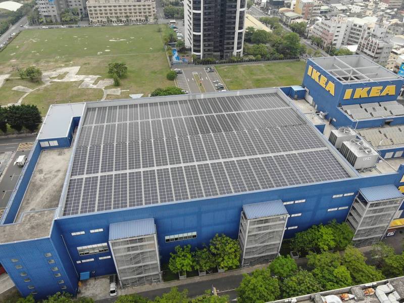 IKEA高雄店於屋頂建置740瓩太陽能發電系統，每年預估發電90萬度。（記者葛祐豪翻攝）