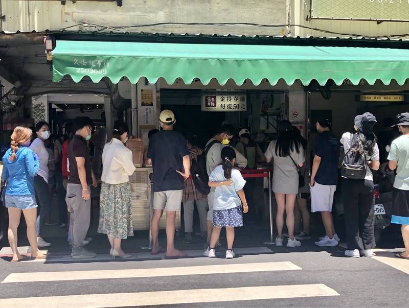 端午連假首日，南市美食重地國華街亦是遊客的熱門首選。（南市觀旅局提供）