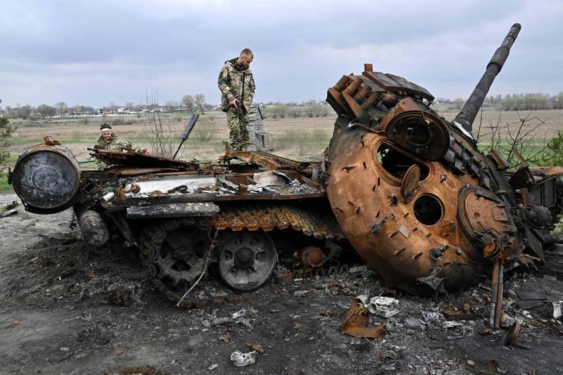 烏克蘭國防部今下午公布最新戰果統計，指稱已有3萬950名俄軍官兵陣亡，烏軍並摧毀1367輛戰車、210架軍機等。圖為爆炸後的俄軍戰車。（法新社）
