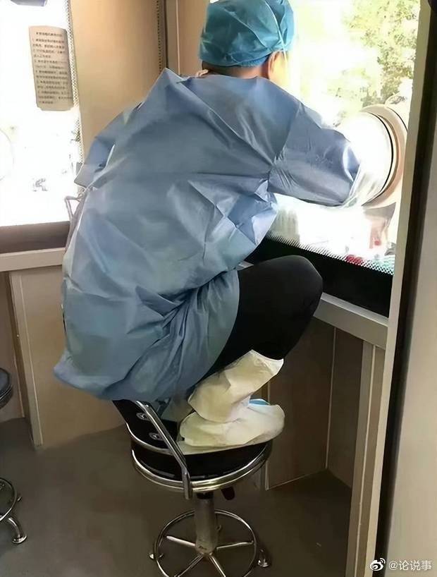 中国河南「核酸採样小屋」因设计不良，医护人员得蹲着。（取自微博）(photo:LTN)
