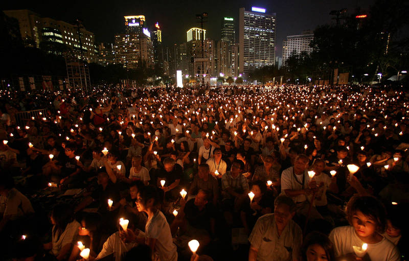 香港2009年維多利亞公園舉行的燭光晚會盛況，今年當局強調不允許未經授權的集會。（路透）