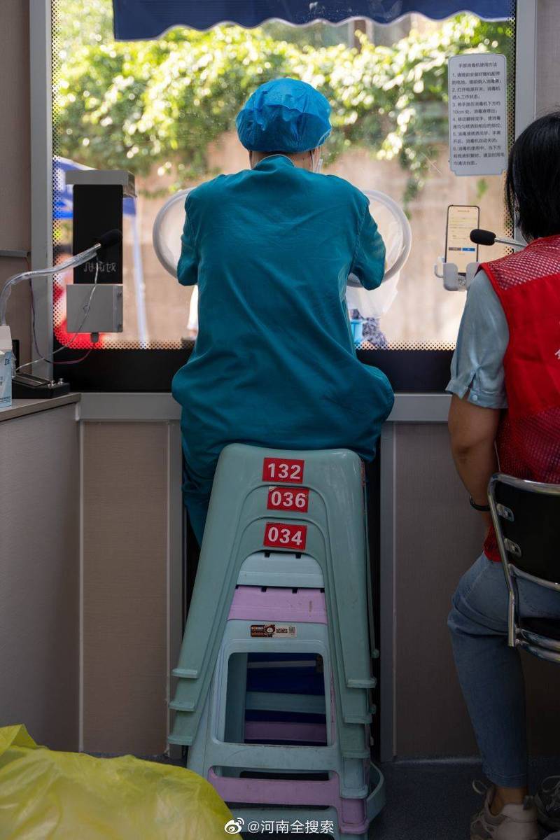 中国河南「核酸採样小屋」因设计不良，医护人员必须叠加多张塑胶凳才能坐着採检。（取自微博）(photo:LTN)