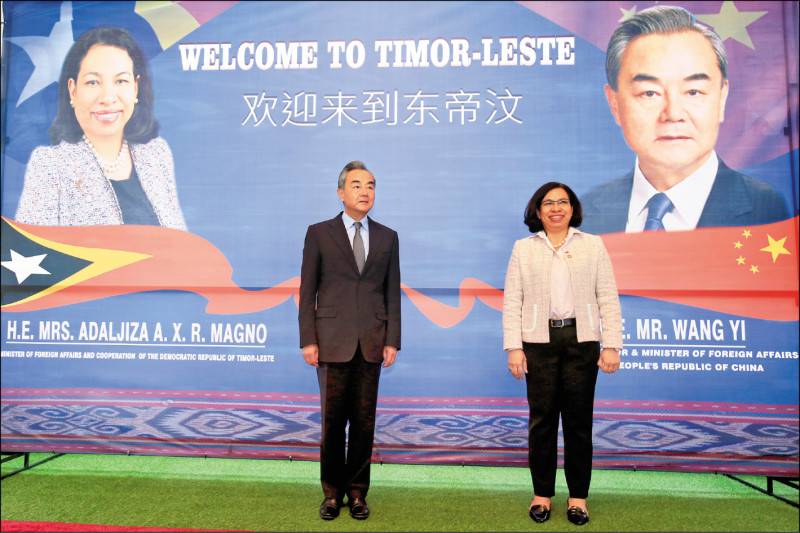 中国外交部长王毅3日访问东帝汶，与该国外长马格诺会面。（美联社）(photo:LTN)