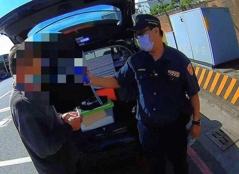 大貨車司機（左）酒駕超標被捕。（讀者提供）