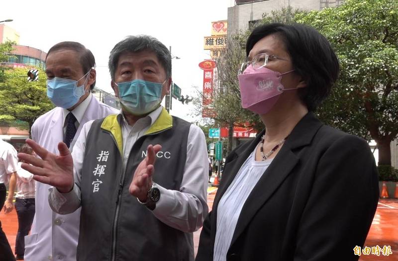 衛福部長陳時中（圖右二）強調，因為台灣人民的自制力很強，疫情高原期的染疫數差不多已到高點。（記者劉曉欣攝）