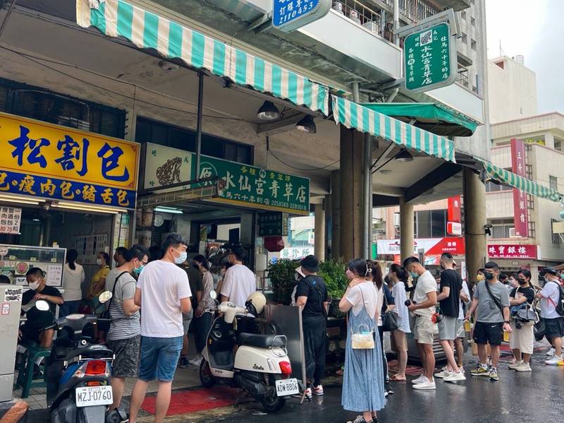 端午連假旅遊，南市國華街美食仍是遊客排隊熱門地點。（南市觀旅局提供）