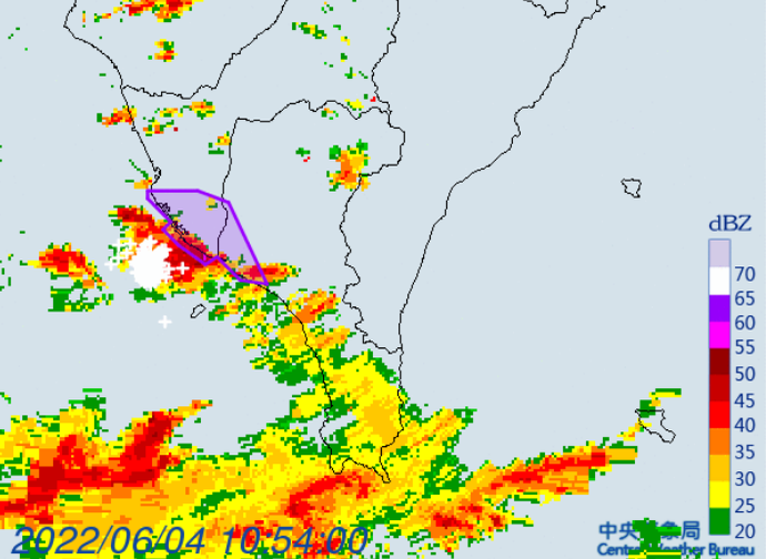 中央氣象局上午11時01分對高雄市與屏東縣發布大雷雨特報，持續至12時止。（擷取自中央氣象局）