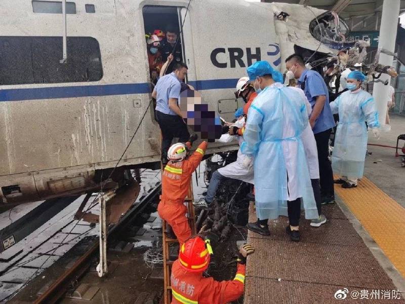 中國貴州榕江站動車D2809在10時21分許發生車禍，列車出軌。（翻攝微博）