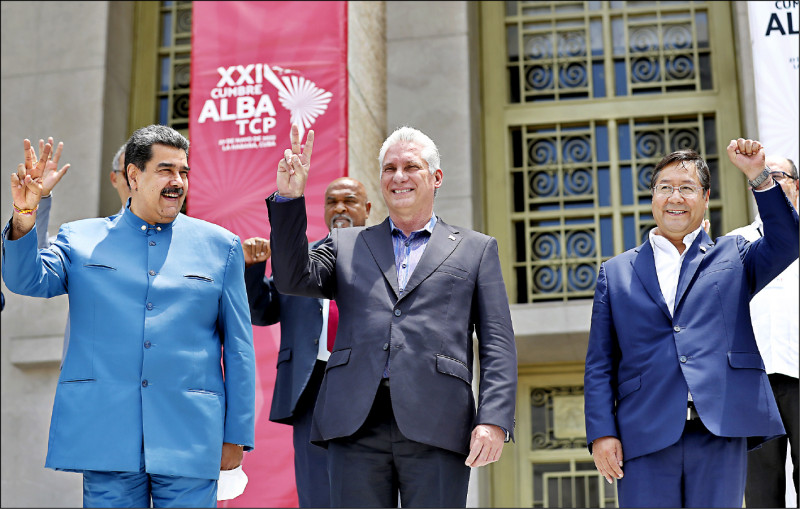 美洲峰会即将在洛杉矶登场，但先前传出美方不打算邀请委内瑞拉、古巴和尼加拉瓜领袖出席，引起多国不满。图左起为委内瑞拉总统马杜罗、古巴总统狄亚士─卡奈和玻利维亚总统阿尔斯。（欧新社）(photo:LTN)