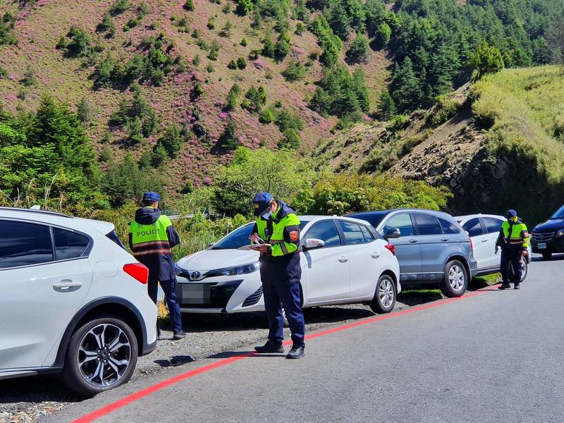 花蓮警方加強合歡北峰周邊交通管制及取締違規停車，維持車流暢通，截至4日開出94張罰單。 （花蓮新城警方提供）