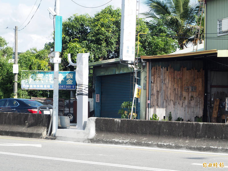 位在草屯鎮博愛路靠近仁愛街和芬草路口的固定式測速照相桿，端午節連假才豎好桿子基座。（記者陳鳳麗攝）