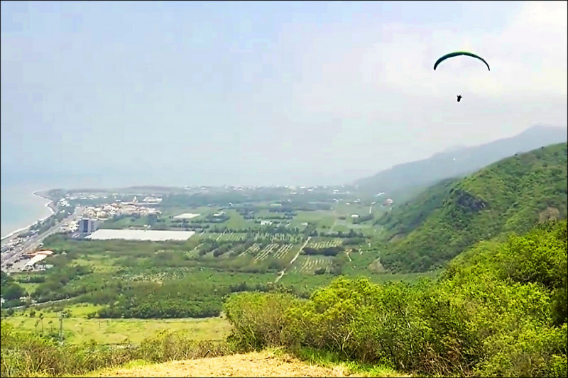 獅頭山周邊近期又出現違法飛行傘活動。（民眾投訴畫面）