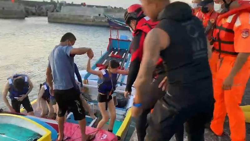 綠島6遊客划SUP立槳遭浪帶離，海巡、消防整合民間接力救援。（記者陳賢義翻攝）