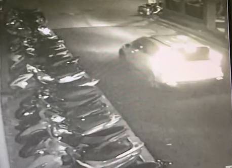 2男1女動手毆人後駕車離去。（記者姚岳宏翻攝）