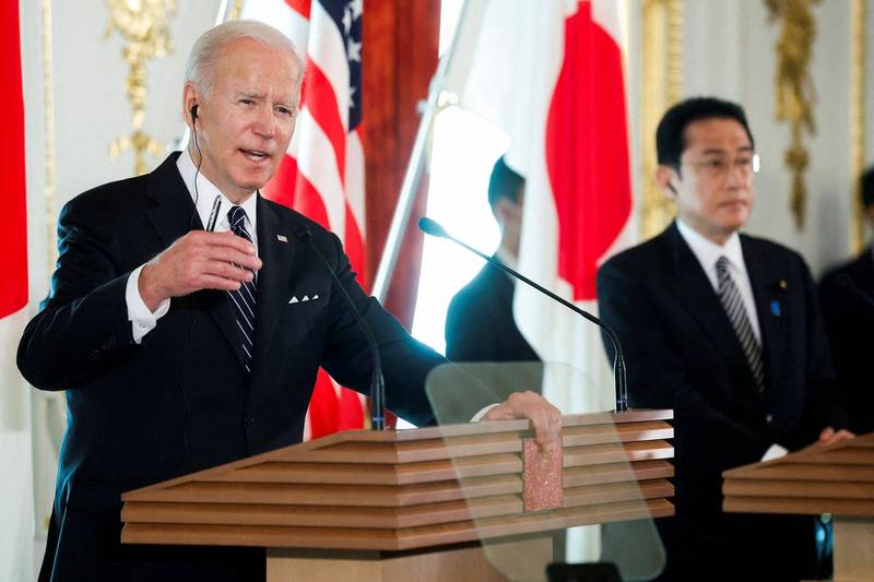 美國總統拜登（左）5月23日在東京的記者會上表示，美國對保衛台灣的安全有所承諾，如果中國對台動武，美國將會軍事介入。（路透）