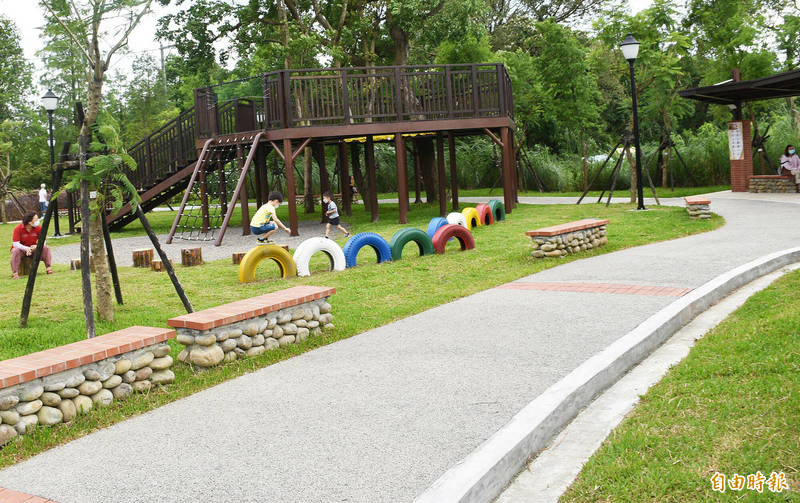 大溪「落羽松公園」設置觀景台和小朋友遊憩設設。（記者李容萍攝）