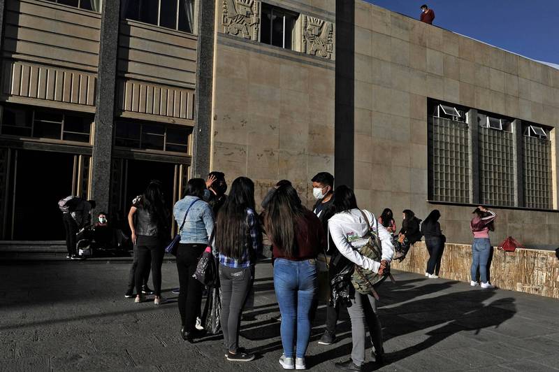 玻利維亞一所大學5月發生學生集會死亡踩踏事故，相關人士竟是一名年齡達52歲的學生，再度掀起「恐龍」大學生的爭議。（法新社）