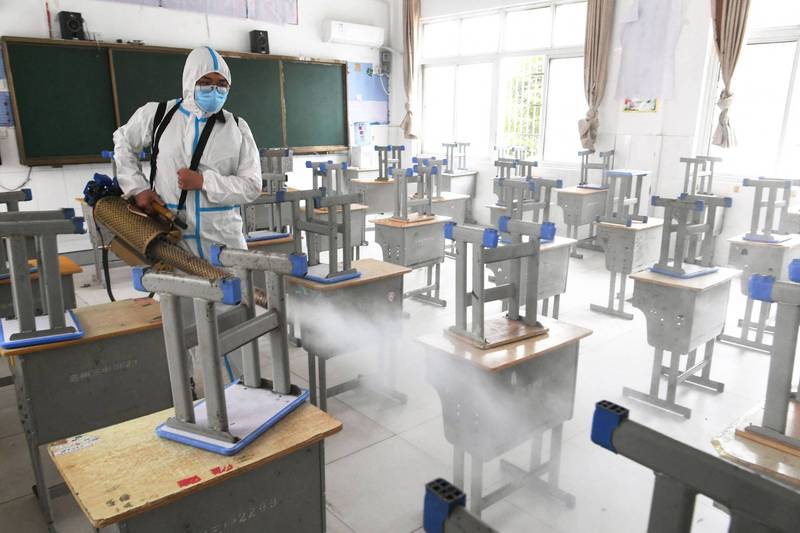 中国大学入学考试7日登场，防疫人员清消考场。（法新社）(photo:LTN)