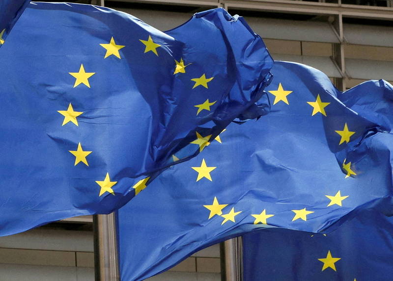歐洲議會外交委員會2日以55票贊成、13票反對、7票棄權，通過「歐盟及捍衛多邊主義」報告草案，通過版本納入修正案內容，明確支持台灣參與國際事務。圖為歐盟旗幟。（路透）