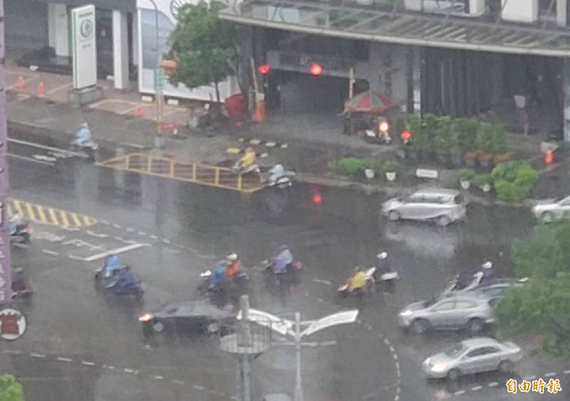 滯留鋒面報到，高雄市今天雨勢變大。（記者陳文嬋攝）