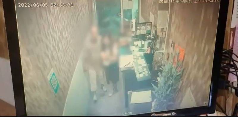 王女邀請陳男至店內續攤。（記者劉慶侯翻攝）