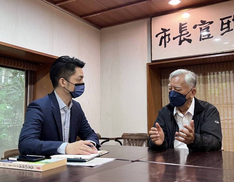 立委蔣萬安（左）今天上午在市長官邸拜會前台北市長黃大洲，兩人針對台北市建設暢談。（蔣萬安立委辦公室提供）