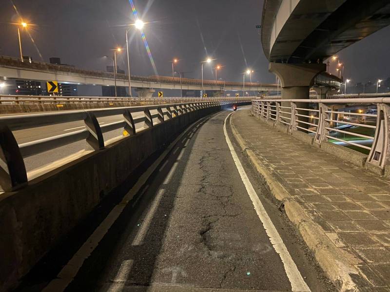 新北環河道路因汽車車使用率高，部分路段破損嚴重，新北市政府將實施夜間封路施工。（圖由養工處提供）